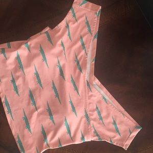 L alligator off the shoulder